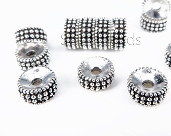 Può includere: Cappucci per perline in metallo argentato con una superficie testurizzata e perlata. I cappucci sono progettati per essere utilizzati come cappucci finali per collane, braccialetti o altri progetti di gioielleria.