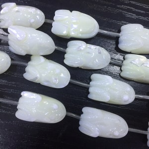 Perles de grenouilles en coquillages blancs - breloques d&#39;animaux en nacre - perles de bijoux de grenouilles de l&#39;étang - perles de pendentif de coquillages gravées - breloques de fabrication de bijoux