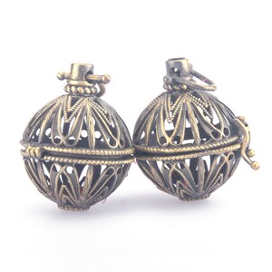 round filigree locket - geometric locket pendant - vintage  pendants - stable symbol locket - vintage metal pendant - brass pendant -2pcs