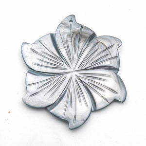 colgante de flor de concha gris - colgante de 50 mm de concha de río teñido - cuentas de joyería de concha tallada - suministros de fabricación de joyas colgantes - conchas de joyería
