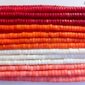 Puede incluir: Surtido de cuentas de coral en tonos rojos, naranjas, blancos y rosas. Las cuentas miden 2x4 mm y est&aacute;n dispuestas en filas.