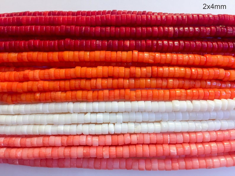 Puede incluir: Surtido de cuentas de coral en tonos rojos, naranjas, blancos y rosas. Las cuentas miden 2x4 mm y est&aacute;n dispuestas en filas.