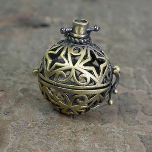 star filigree locket - geometric locket pendant - vintage  pendants - stable symbol locket - vintage metal pendant - brass pendant -2pcs