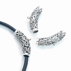 Pode incluir: Tr&ecirc;s pontas de cord&atilde;o de metal prateadas com um padr&atilde;o decorativo de nuvens. As pontas de cord&atilde;o s&atilde;o projetadas para serem usadas com cord&atilde;o de couro.