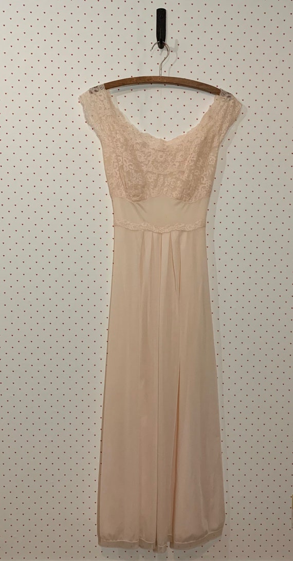 Vintage Vanity Fair Pale Pink Lace Nightgown **FRE