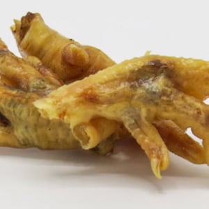BeyondWhiskers Dehydrated Chicken Feet w/Nails, All-natural dog treats, Grain-Free dog treats (Powder Coated with Real Chicken Gizzards)