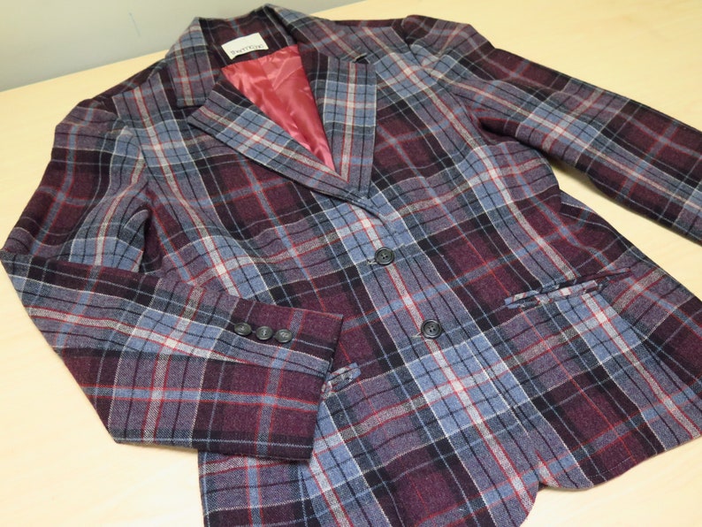 Purple and Blue Plaid 70s Era Size 1314: A cute retro textured wool blend blazer jacket with pockets and a 32 inch waist Vintage Jacket