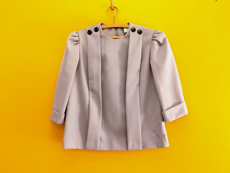50s Era Vintage Blouse Gray Size 10: A cute 34 pleated front princess sleeve button detail linen textured top shirt with a 38 inch waist