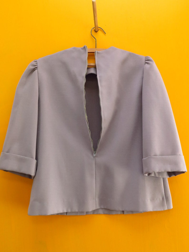 Vintage Blouse Gray Size 10: A cute 34 pleated front princess sleeve button detail linen textured top shirt with a 38 inch waist 50s Era