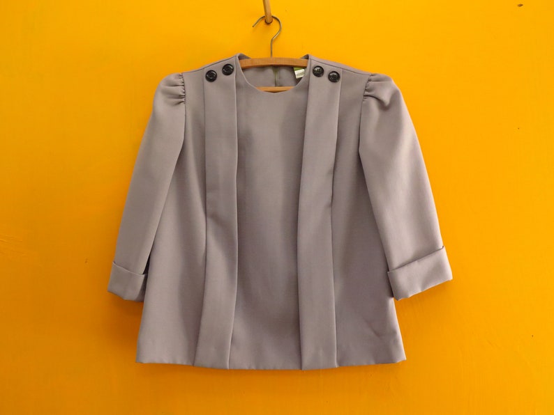 50s Era Vintage Blouse Gray Size 10: A cute 34 pleated front princess sleeve button detail linen textured top shirt with a 38 inch waist