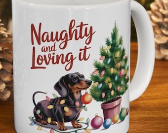 Taza navideña con diseño de perro salchicha, taza de café con el mensaje "Travieso y encantado"