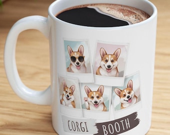 Może przedstawiać: Biały kubek ceramiczny z kolażem zdjęć sześciu corgi w różnych pozach. Kubek ma napis "Corgi Booth" nadrukowany na spodzie.