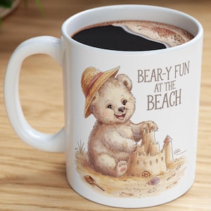 Kubek na kawę Bear Beach, uroczy kubek na lato Bear, kubek z zamkiem z piasku Bear, prezent dla miłośnika plaży, kubek na kawę Coastal, kubek na herbatę z wakacji, kubek z dziką przyrodą