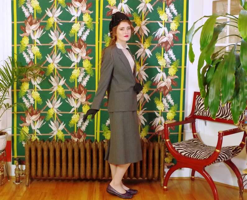 Vintage 80/'s Masculine Tailored Pinstripe Women/'s Power Suit Fully Lined Shoulder Pads Aspen Leaf label .Gorgeous Details Grey Wool
