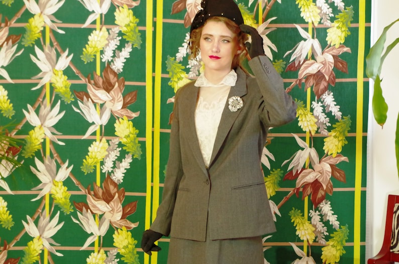 Vintage 80/'s Masculine Tailored Pinstripe Women/'s Power Suit Fully Lined Shoulder Pads Aspen Leaf label .Gorgeous Details Grey Wool