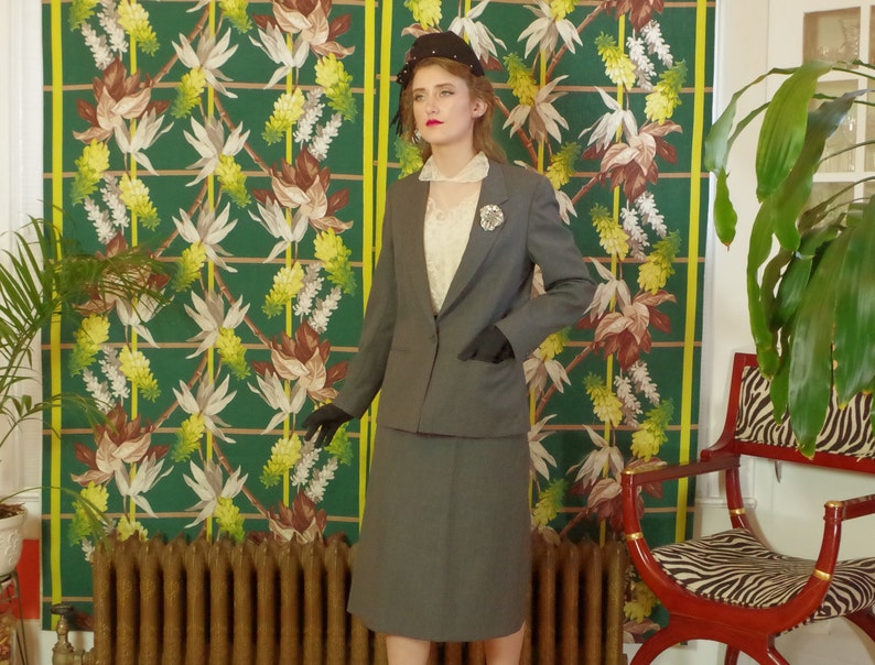 Vintage 80/'s Masculine Tailored Pinstripe Women/'s Power Suit Fully Lined Shoulder Pads Aspen Leaf label .Gorgeous Details Grey Wool