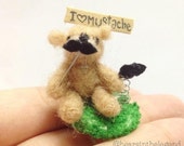 aguja de casa de muñecas de 1 pulgada escala felted bigote chico oso de peluche en miniatura hechas a mano diminuta ooak suave escultura en lana natural, listo para enviar