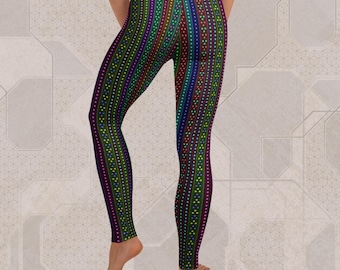 Può includere: Leggings aderenti con un vivace motivo a righe verticali nei toni del viola, verde, blu e rosso. Il design presenta file di piccoli accenti a pois. I leggings arrivano alle caviglie.