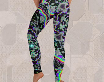 Può includere: Leggings neri con un vivace motivo psichedelico. Il design presenta forme geometriche, gradienti arcobaleno ed elementi vorticosi di tipo frattale. I leggings hanno una vita alta e una silhouette aderente.