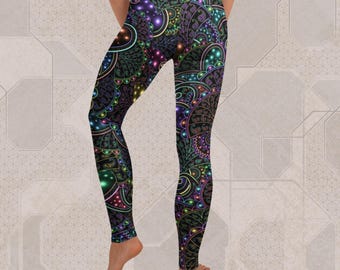 Può includere: Leggings neri con un motivo vibrante e intricato con disegni circolari verde neon, viola, giallo e rosa. I leggings hanno una vita alta e una silhouette aderente, perfetti per lo yoga o l'uso quotidiano.