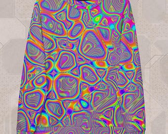 Op de afbeelding: Een crewneck sweatshirt met een levendig, psychedelisch patroon. Het ontwerp heeft een wervelend, abstract patroon in een spectrum van kleuren, waaronder roze, groen, geel en blauw. De sweatshirt heeft een zwarte kraag en manchetten.