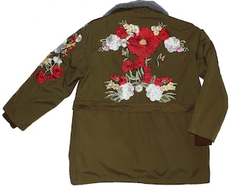 Abrigo de invierno Excedente militar Parka verde oliva con bordado de rosas x 3/4 de longitud Abrigo militar diseñado a medida con forro de piel sintética