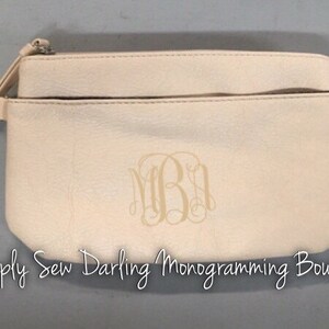 Cartera de mano pequeña de piel sintética color crema con monograma personalizado bordado