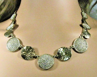 Collar vintage de monedas en tono dorado: discos de cristal martillados y pavé