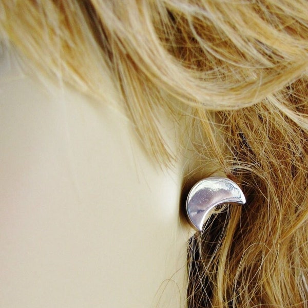 Pendientes minimalistas de fase lunar de plata de ley, pequeños tachuelas celestiales lindos y delicados, pendientes clásicos de galaxia de media luna