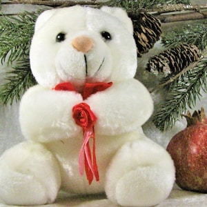 Schattige witte knuffel baby ijsbeer knuffel met een roos, teddybeer, cadeau voor haar, cadeau voor kinderen