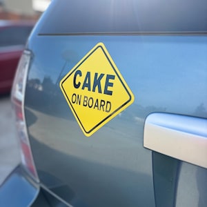 Imán para coche con señal amarilla de precaución PASTEL A BORDO