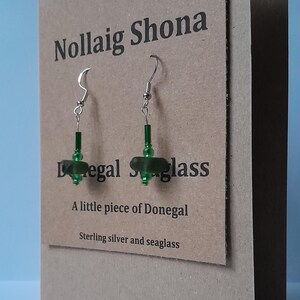Orecchini pendenti in vetro di mare verde di Donegal, Irlanda montati su biglietto di auguri natalizio in carta kraft (Nollaig Shona) - forniti con busta