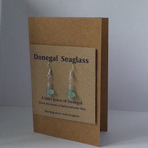 Orecchini pendenti in vetro di mare di Donegal, Irlanda - montati su biglietto di auguri kraft con busta