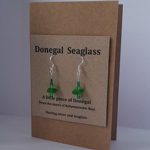 Orecchini pendenti in vetro di mare verde di Donegal, Irlanda montati su biglietto di auguri kraft - forniti con busta