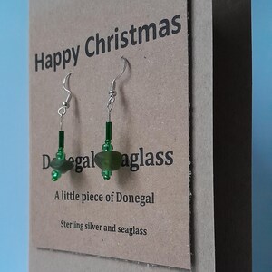 Orecchini pendenti in vetro di mare verde di Donegal, Irlanda montati su biglietto di auguri natalizi in carta kraft - forniti con busta