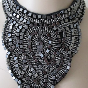 Ethnic Black Irridescent Tribal perles ruban noir fermant Peter Pan faux collier collier - cadeau d&#39;anniversaire. Égayez une tenue