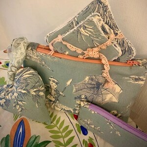 Toile de Jouy cadeauset. Cosmetische tas, etui, make-uppads, hangend hart