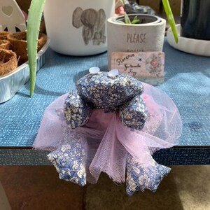 Florence Gertrude Frosch mit Tutu, Ballet Sitzsack Frosch, wunderschöner blau-weißer Blumenstoff, Stofftier mit individueller Namenskarte