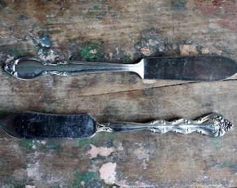 FREE SHIPPING 2 Vintage Silverplate Master Butter Knives Mismatched Patterns : Wm Rogers and International Silver