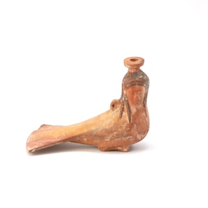Terrakotta grekisk siren som arybalos inspirerad från originalet från Museo Archeologico di Aidone, Sicely