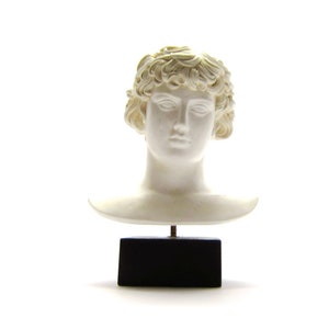 Antinoos oder Antinous von Patras aus Stein, Replik aus dem Archäologischen Museum von Athen