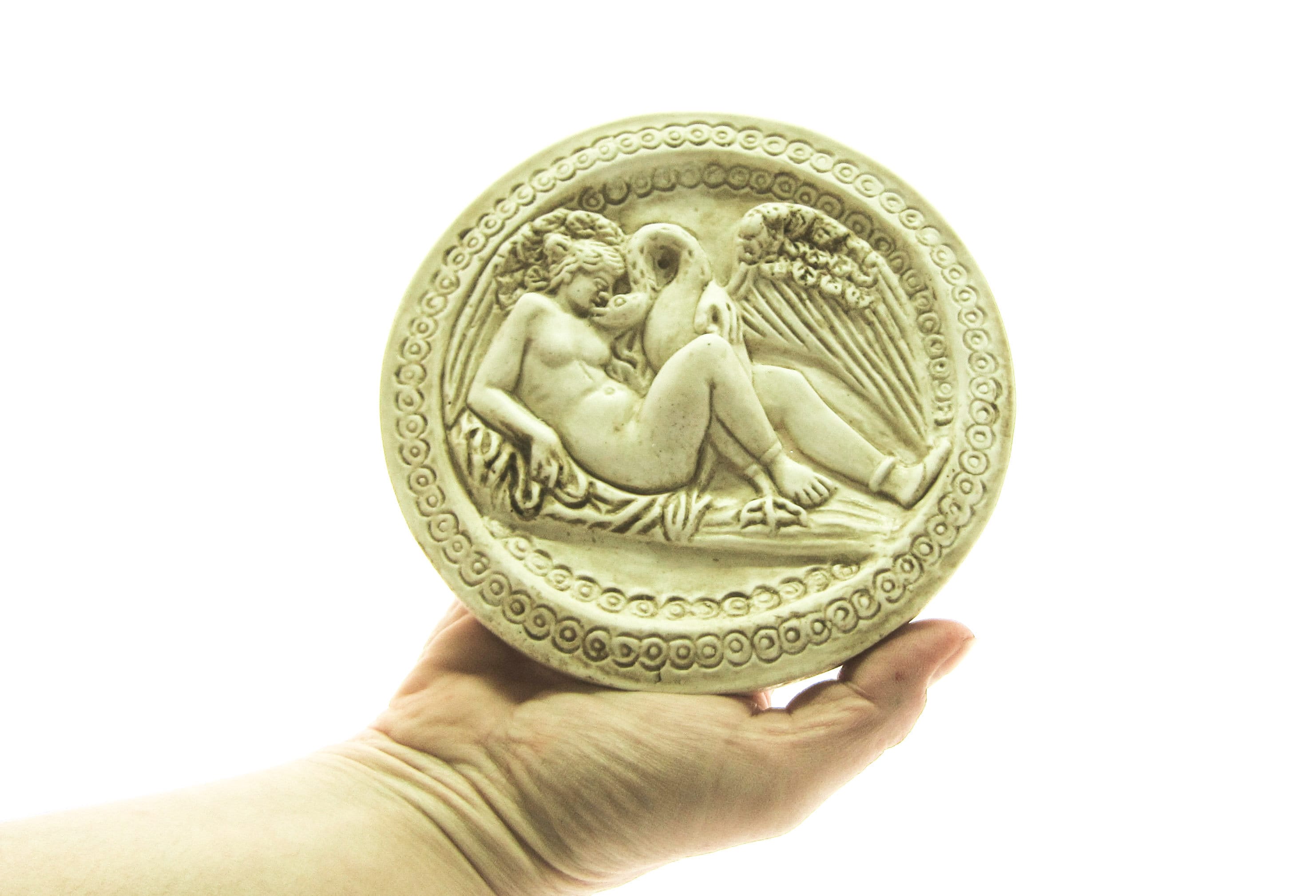 女性と白鳥の金属製彫刻 有名な神話から着想を得た、白鳥（ゼウス）を連れたレダのレリーフ
