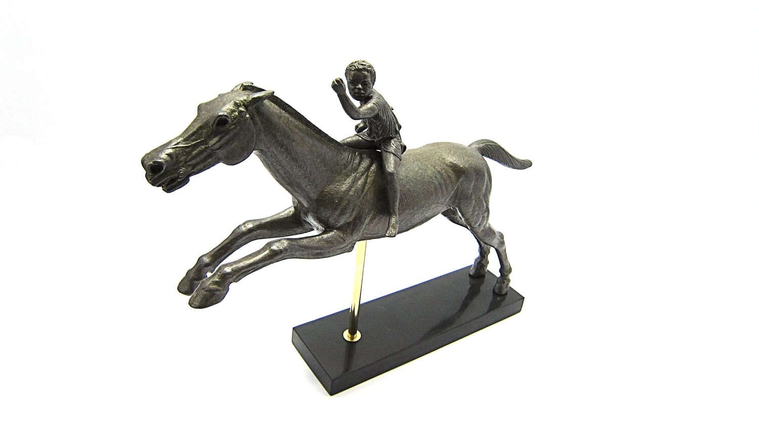 アテネ国立博物館の騎手と馬のギリシャ彫刻の複製、緑青効果のある樹脂