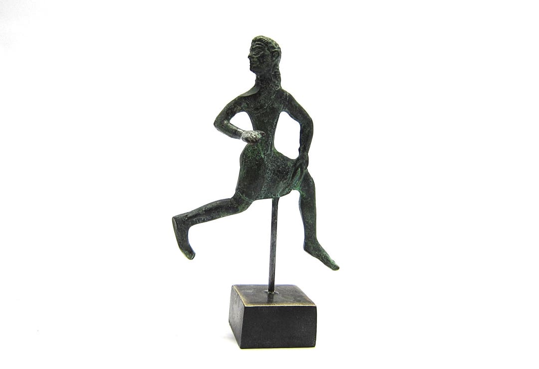 ブロンズ製の走るスパルタの女性、ギリシャ博物館。大英博物館の彫刻の