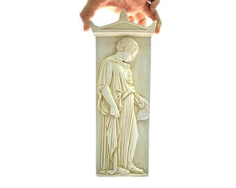 Stela z dziewczyną z gołębicą z Nea Kallikratia Chalichidiki, replika z muzeum w Salonikach