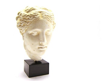 Hygeia ( Hygieia - Hygia ) déesse de la santé assainissement guérison art musée sculpture grecque du musée archéologique national d'Athènes