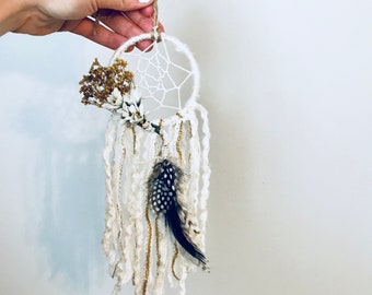 Mini Boho Traumfänger, Creme Rüschengarn, Senffarbenes Laub