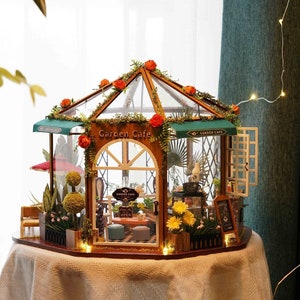 1:24 DIY Miniatur-Puppenhaus-Bausatz, grünes Haus, Garten, Café, Tee, Kaffee, Kuchen mit Licht, Bastelidee, handgefertigtes Geschenk, Heimdekoration, Modellbau, Landschaft