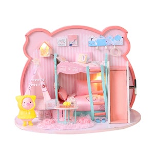 1:24 DIY miniatuur poppenhuis Kit Cartoon Piggy Girl thema roze slaapkamer met licht en muziekdoos Model maken Craft Supply cadeau voor meisje