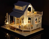 1: 24 DIY Miniature Dollhouse Kit Queenstown Suburban House 